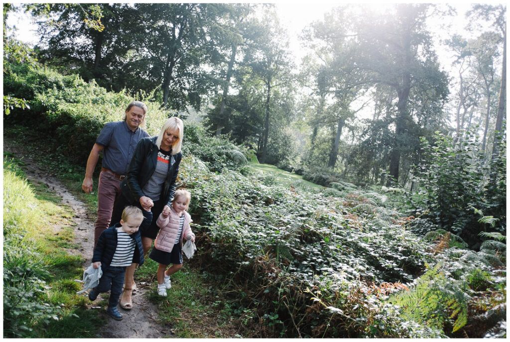 1---photo-famille-en-forêt