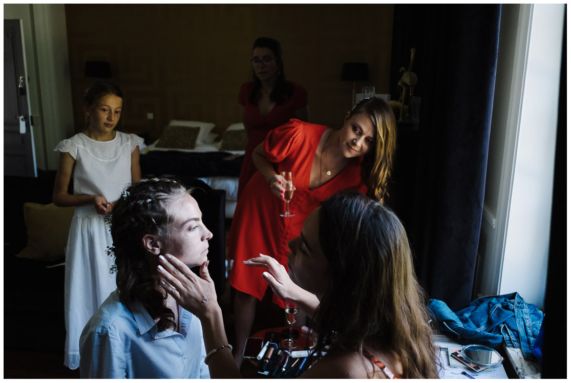 13 – la mariée se fait maquiller