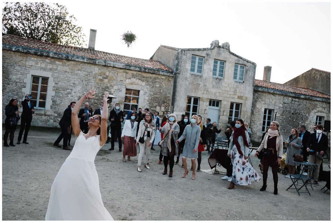 51 – lancé du bouquet dans la cour