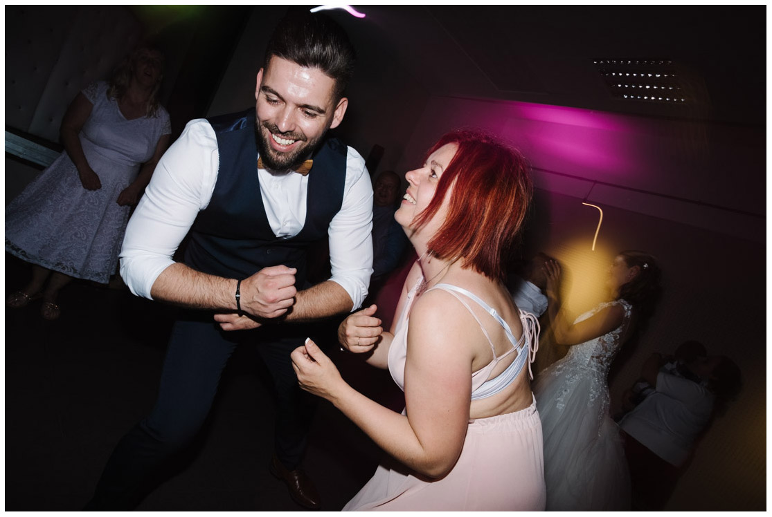 58 – invités mariage dansent