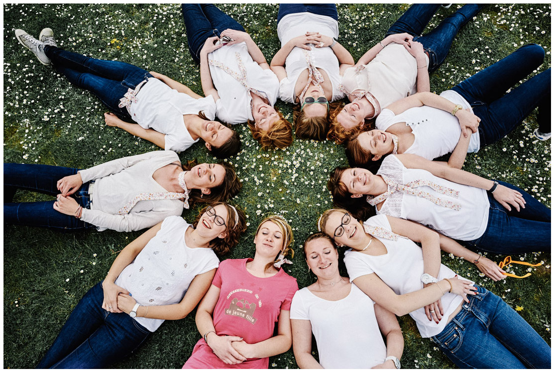 photo EVJF sur l&rsquo;herbe